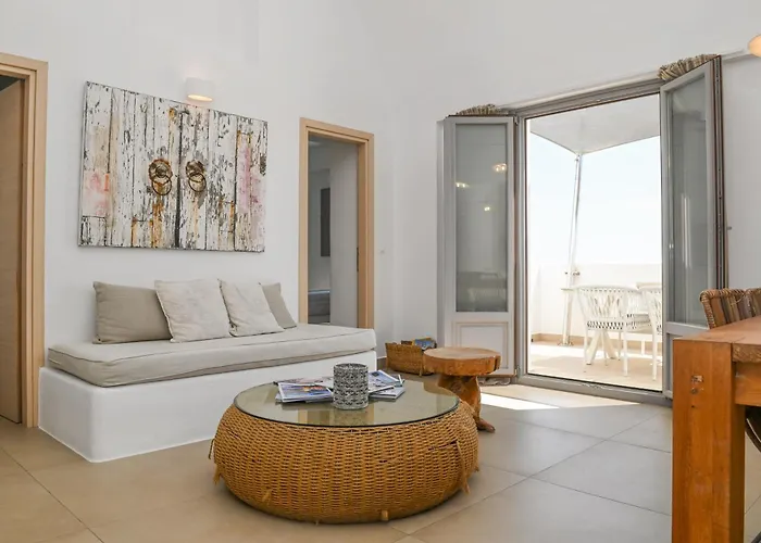 Saint Apostles ثيرا