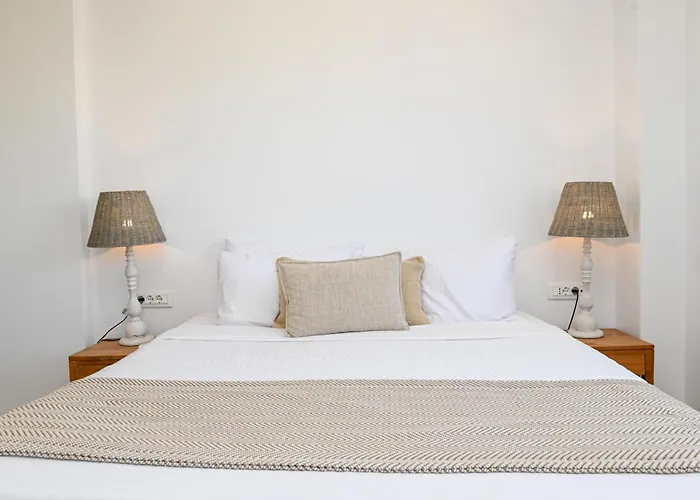 Saint Apostles ثيرا