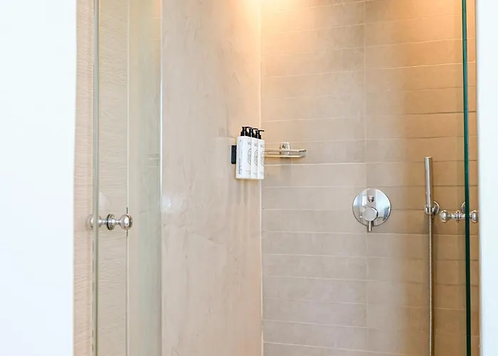 Saint Apostles ثيرا