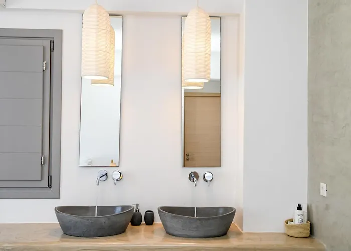 Saint Apostles ثيرا